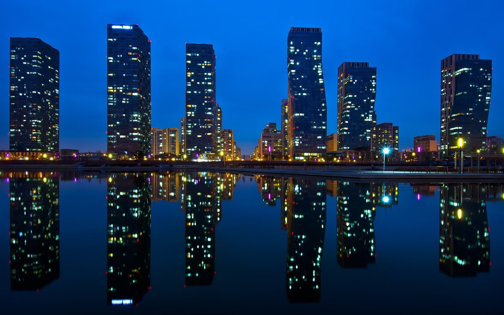 _良辰美景：高尔夫球场上的夏日盛会_，高尔夫球场风景